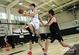 十三水心理战：如何通过快速摆牌动作向对手传递“我牌很硬”的信号？（十三水心理博弈：快速理牌如何向对手释放“手牌很硬”的信号）